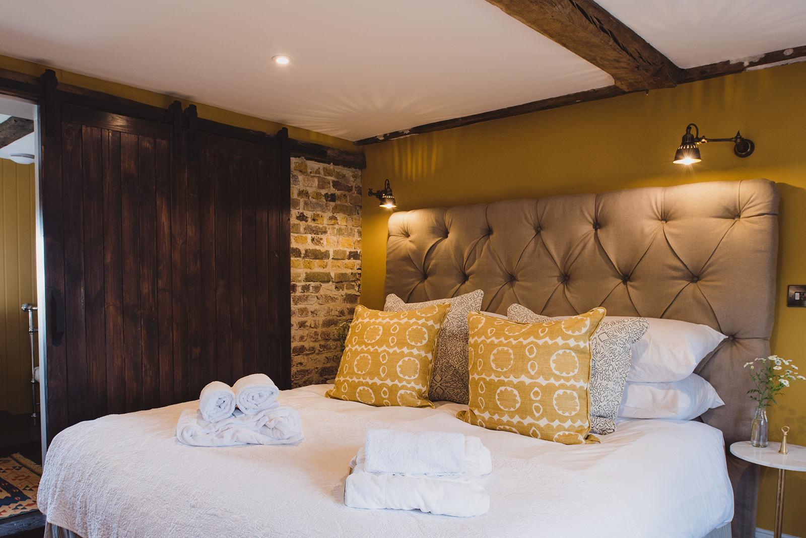 Yellow Bedroom In Kent Nature Hotel