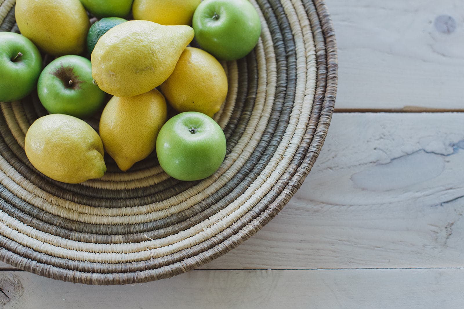 bowl of lemons and apples